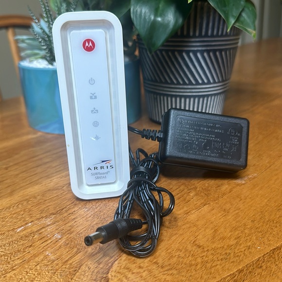 ARRIS SURFboard SB6141 8x4 DOCSIS 3.0 Cable Modem - Picture 1 of 3